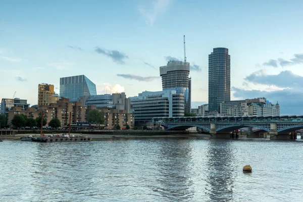 LONDON, ENGLAND - JUNE 17 2016: Sunset Photo of Thames River and skyscrapers,  London — Stock Photo, Image