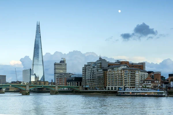 Londen, Engeland - 17 juni 2016: Twilight op de rivier de Thames en The Shard, Londen — Stockfoto