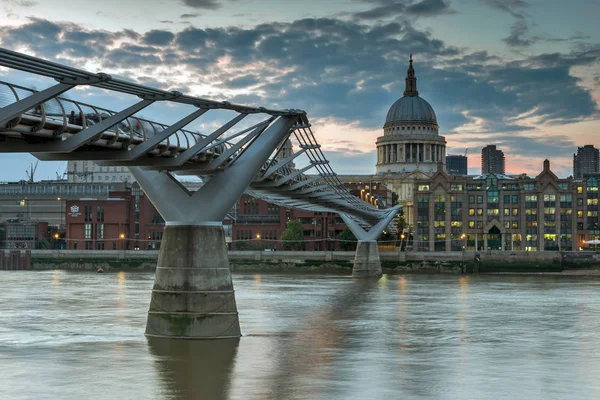 Londen, Engeland - 17 juni 2016: Nacht foto van de Theems, de Millennium Bridge en St. Paul Cathedral, London — Stockfoto