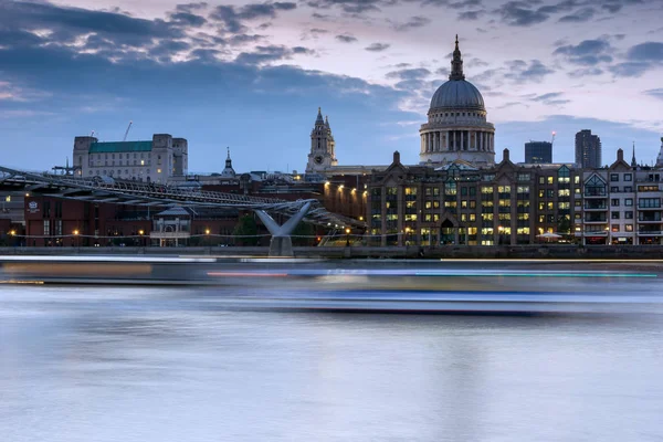 Londen, Engeland - 17 juni 2016: Nacht foto van de Theems, de Millennium Bridge en St. Paul Cathedral, London — Stockfoto