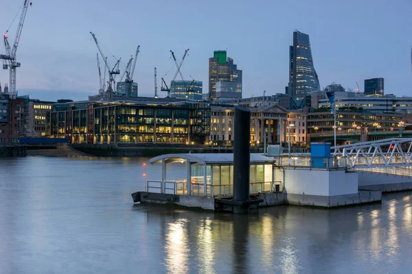 LONDRES, INGLÊS - JUNHO 17 2016: Foto Noturna do Rio Tamisa e arranha-céus, Londres — Fotografia de Stock