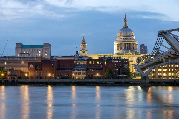Londra - 17 Haziran 2016: Thames Nehri, Millennium Köprüsü ve St. Paul Katedrali, Londra gece fotoğrafı