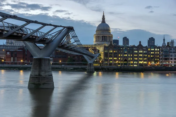 Londen, Engeland - 17 juni 2016: Nacht foto van de Theems, de Millennium Bridge en St. Paul Cathedral, London — Stockfoto