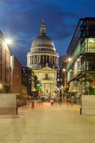 London, England - juni 17 2016: Fantastisk natt utsikt över St. Paul-katedralen i London — Stockfoto