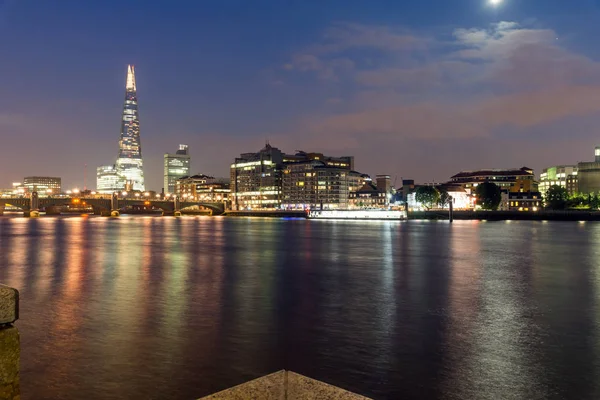 Londra, İngiltere - 17 Haziran 2016: Gece Panorama Southwark Köprüsü, Shard gökdelen ve Thames Nehri, Londra