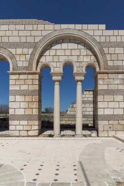 Büyük Bazilika - ilk Bulgar İmparatorluğu Pliska başkenti yakınındaki Ortaçağ Avrupa'nın en büyük Hıristiyan Katedrali kalıntıları