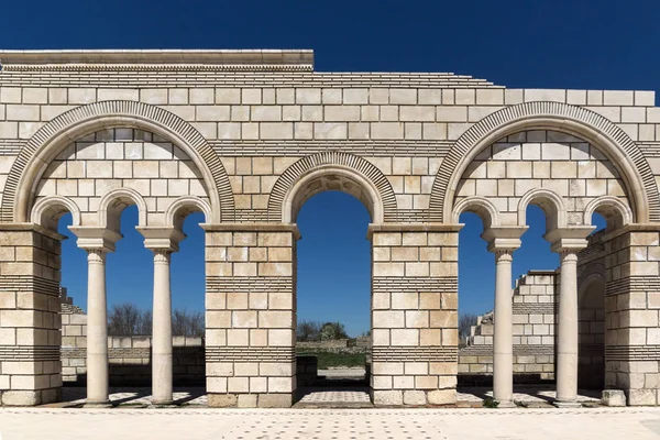 Ruinen der großen Basilika - größte christliche Kathedrale im mittelalterlichen Europa in der Nähe der Hauptstadt des ersten bulgarischen Reiches pliska — Stockfoto