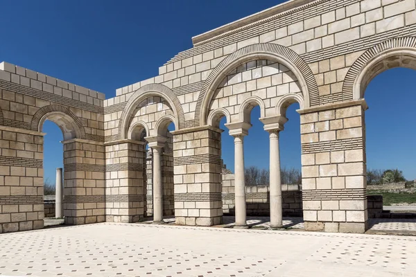 Ruinen der großen Basilika - größte christliche Kathedrale im mittelalterlichen Europa in der Nähe der Hauptstadt des ersten bulgarischen Reiches pliska — Stockfoto