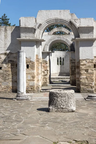 Ruinas de la iglesia redonda (dorada) de San Juan, Preslav cerca de la segunda ciudad capital del primer imperio búlgaro Gran Preslav — Foto de Stock