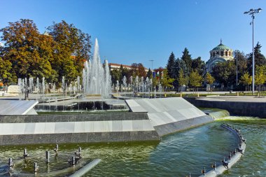 Plevne, Bulgaristan - 20 Eylül 2015: Belediye Binası ve Çeşme Plevne şehir merkezinde,