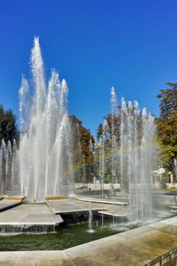 Plevne, Bulgaristan - 20 Eylül 2015: Belediye Binası ve Çeşme Plevne şehir merkezinde