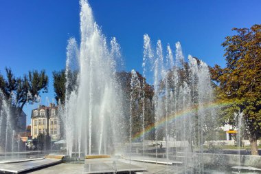 Plevne, Bulgaristan - 20 Eylül 2015: Belediye Binası ve Çeşme Plevne şehir merkezinde