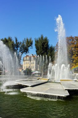 Plevne, Bulgaristan - 20 Eylül 2015: Belediye Binası ve Çeşme Plevne şehir merkezinde