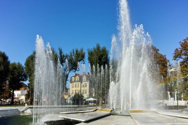 Plevne, Bulgaristan - 20 Eylül 2015: Belediye Binası ve Çeşme Plevne şehir merkezinde