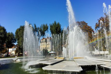 Plevne, Bulgaristan - 20 Eylül 2015: Belediye Binası ve Çeşme Plevne şehir merkezinde