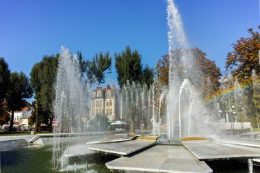 Plevne, Bulgaristan - 20 Eylül 2015: Belediye Binası ve Çeşme Plevne şehir merkezinde,