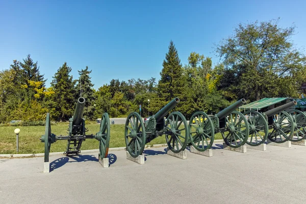 PLEVEN, BULGÁRIA - 20 DE SETEMBRO DE 2015: Canhão em frente aPanorama a Epopeia Pleven 1877 na cidade de Pleven — Fotografia de Stock