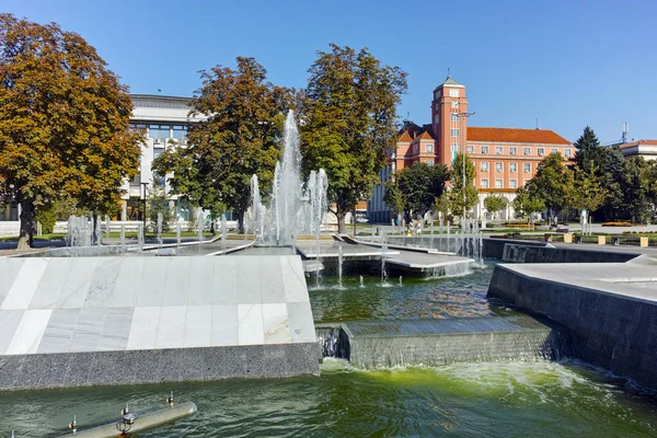 PLEVEN, BULGARIA - 20 DE SEPTIEMBRE DE 2015: Ayuntamiento y fuente en el centro de la ciudad de Pleven — Foto de Stock
