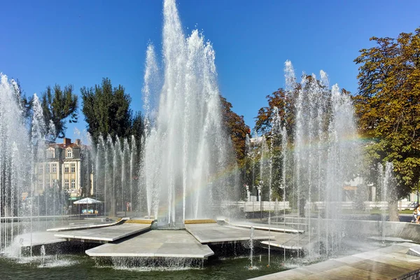 PLEVEN, BULGARIA - 20 DE SEPTIEMBRE DE 2015: Ayuntamiento y fuente en el centro de la ciudad de Pleven — Foto de Stock