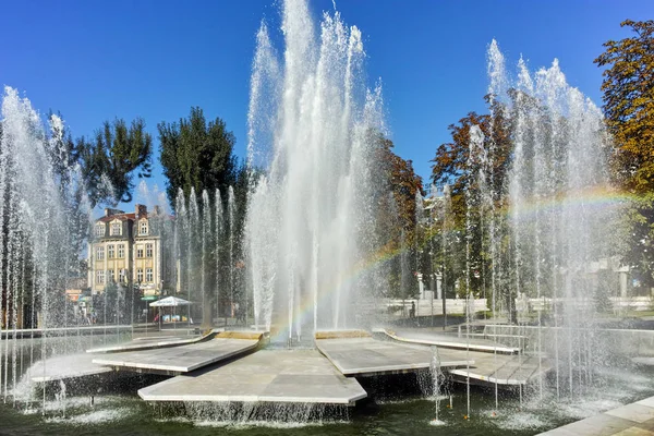 Pleven, Bulgarien - 20. September 2015: Rathaus und Brunnen im Zentrum der Stadt Pleven — Stockfoto