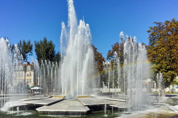 PLEVEN, BULGARIA - 20 DE SEPTIEMBRE DE 2015: Ayuntamiento y fuente en el centro de la ciudad de Pleven — Foto de Stock