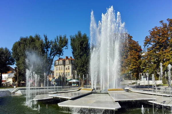 Pleven, Bulharsko - 20 září 2015: radnice a kašna v centru města Pleven — Stock fotografie