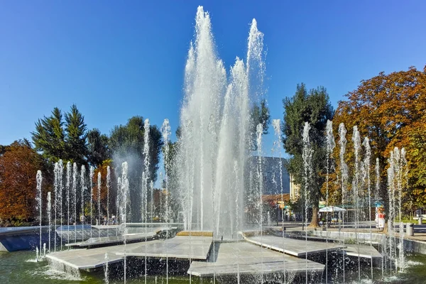 PLEVEN, BULGARIA - 20 DE SEPTIEMBRE DE 2015: Ayuntamiento y fuente en el centro de la ciudad de Pleven — Foto de Stock