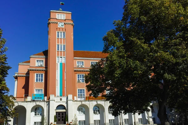 PLEVEN, BULGÁRIA - 20 DE SETEMBRO DE 2015: Edifício da Câmara Municipal no centro da cidade de Pleven — Fotografia de Stock