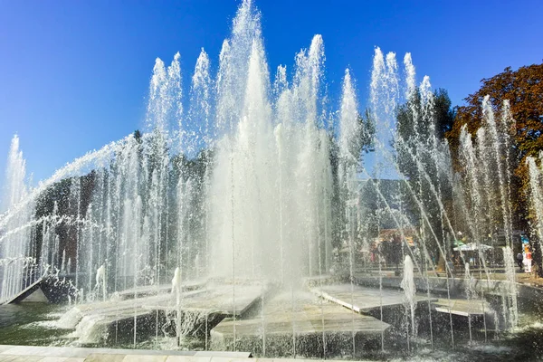 Pleven, Bulgarien - 20 September 2015: rådhuset och fontän i centrum av staden av Pleven — Stockfoto