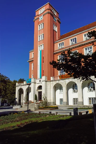 PLEVEN, BULGARIA - 20 DE SEPTIEMBRE DE 2015: Edificio del Ayuntamiento en el centro de la ciudad de Pleven — Foto de Stock