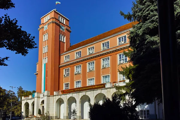 PLEVEN, BULGÁRIA - 20 DE SETEMBRO DE 2015: Edifício da Câmara Municipal no centro da cidade de Pleven — Fotografia de Stock