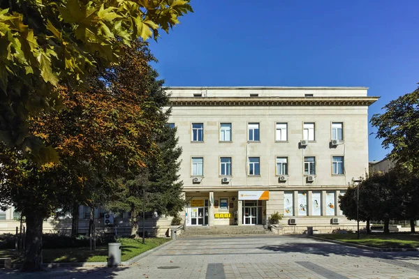 PLEVEN, BULGARIA - 20 DE SEPTIEMBRE DE 2015: Calle central de la ciudad de Pleven — Foto de Stock