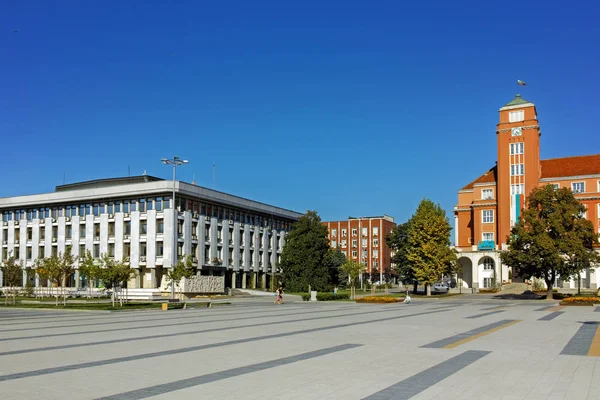 PLEVEN, BULGÁRIA - 20 DE SETEMBRO DE 2015: Praça central na cidade de Pleven — Fotografia de Stock