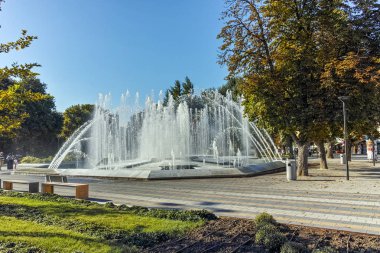 Plevne, Bulgaristan - 20 Eylül 2015: Çeşme Plevne şehir merkezinde