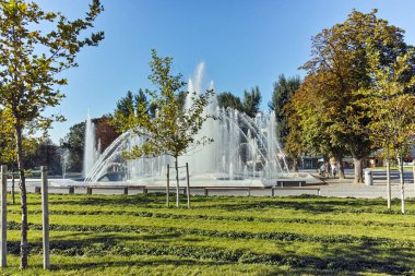 Plevne, Bulgaristan - 20 Eylül 2015: Çeşme Plevne şehir merkezinde