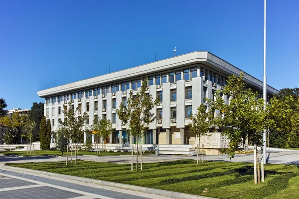 PLEVEN, BULGARIA - 20 DE SEPTIEMBRE DE 2015: Plaza central de la ciudad de Pleven —  Fotos de Stock