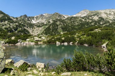 Banski göller ve küçük Polezhan tepe, Pirin Dağı ile manzara