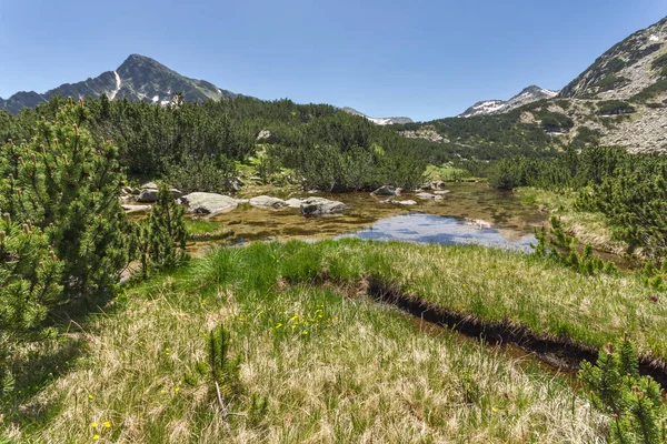 ภูมิทัศน์ของยอดเขา Dzhano และทะเลสาบ Banski ภูเขา Pirin — ภาพถ่ายสต็อก