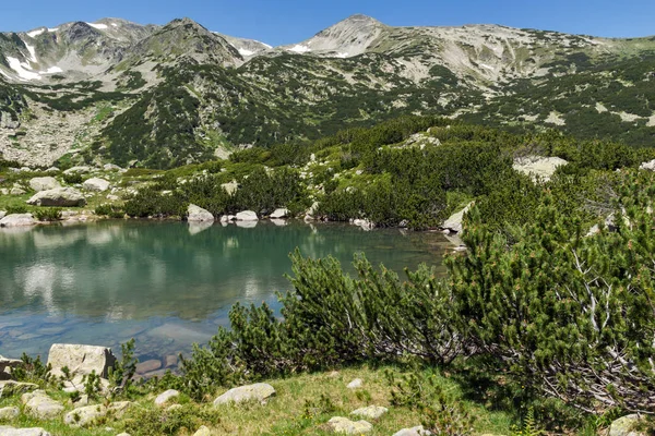 Landscape dengan danau Banski dan Puncak Polezhan Kecil, Gunung Pirin — Stok Foto