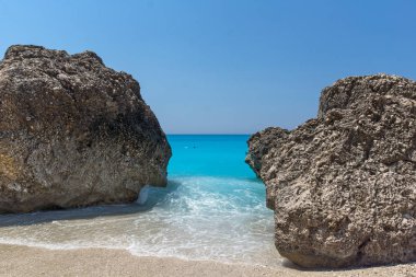 Megali Petra Beach, Lefkada, oniki adalar mavi sularına muhteşem manzara