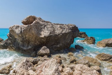 Megali Petra Beach, Lefkada, oniki adalar mavi sularına muhteşem manzara