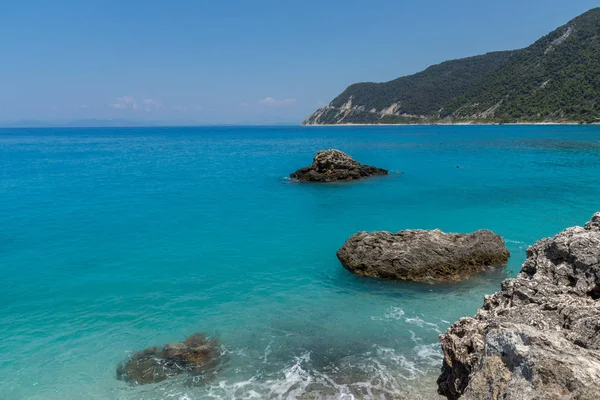 Vista panorâmica da Praia Agios Nikitas com águas azuis, Lefkada, Ilhas Jónicas — Fotografia de Stock