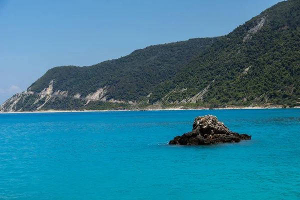 Panoramautsikt över stranden Agios Nikitas med blått vatten, Lefkada, Joniska öarna — Stockfoto