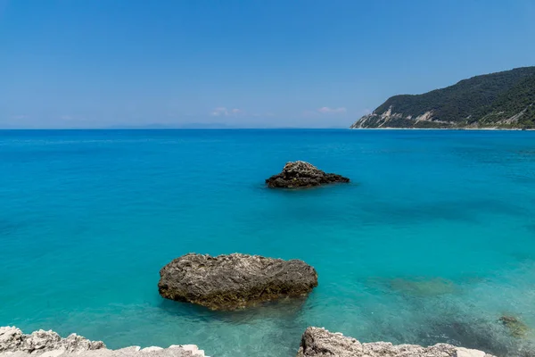 Vue panoramique de la plage d'Agios Nikitas avec eaux bleues, Leucade, Îles Ioniennes — Photo
