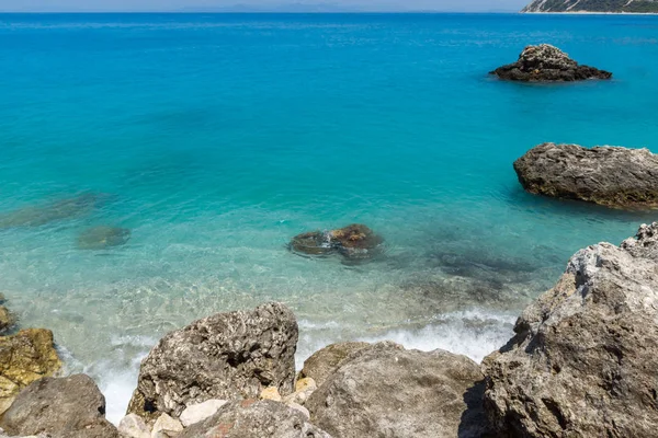 Panoramiczny widok z plaży w miejscowości Agios Nikitas z błękitnych wód, Lefkada, Wyspy Jońskie — Zdjęcie stockowe