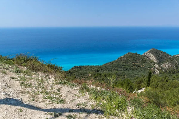Удивительный пейзаж с голубыми водами, Лефкада, Ионические острова — стоковое фото