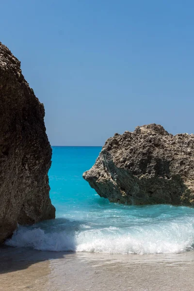 Fantastiska landskap av blå vatten Megali Petra strand, Lefkada, Joniska öarna — Stockfoto