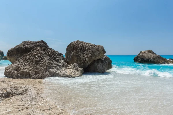 Úžasná krajina modrých vod pláže Megali Petra, Lefkada, Jónské ostrovy — Stock fotografie