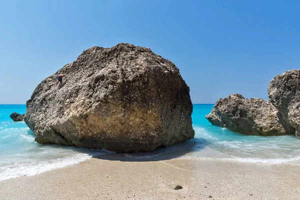 Erstaunliche Landschaft des blauen Wassers des megali petra beach, lefkada, ionischen Inseln — Stockfoto