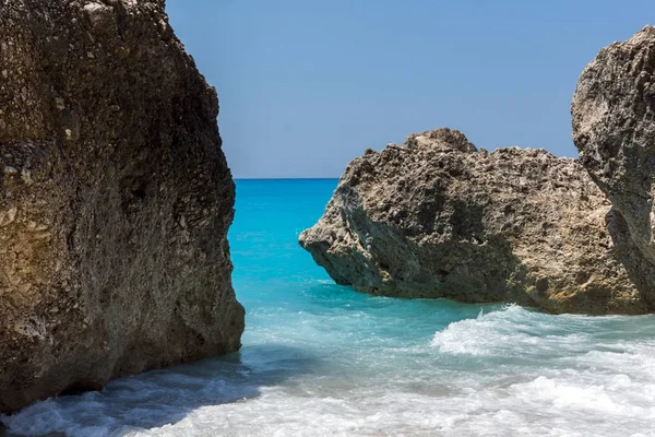 惊人的景观的蓝色水域 Megali 佩特拉海滩、 莱夫卡达、 爱奥尼亚群岛 — 图库照片